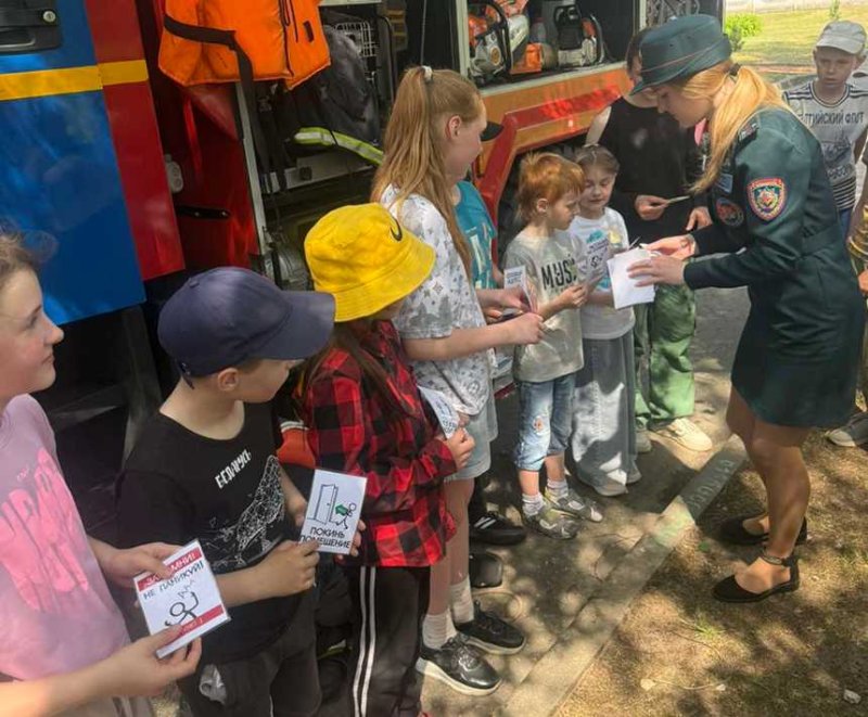 Будущие спасатели встреча детей лагеря Радуга Князевской средней школы с сотрудниками  райотдела по ЧС